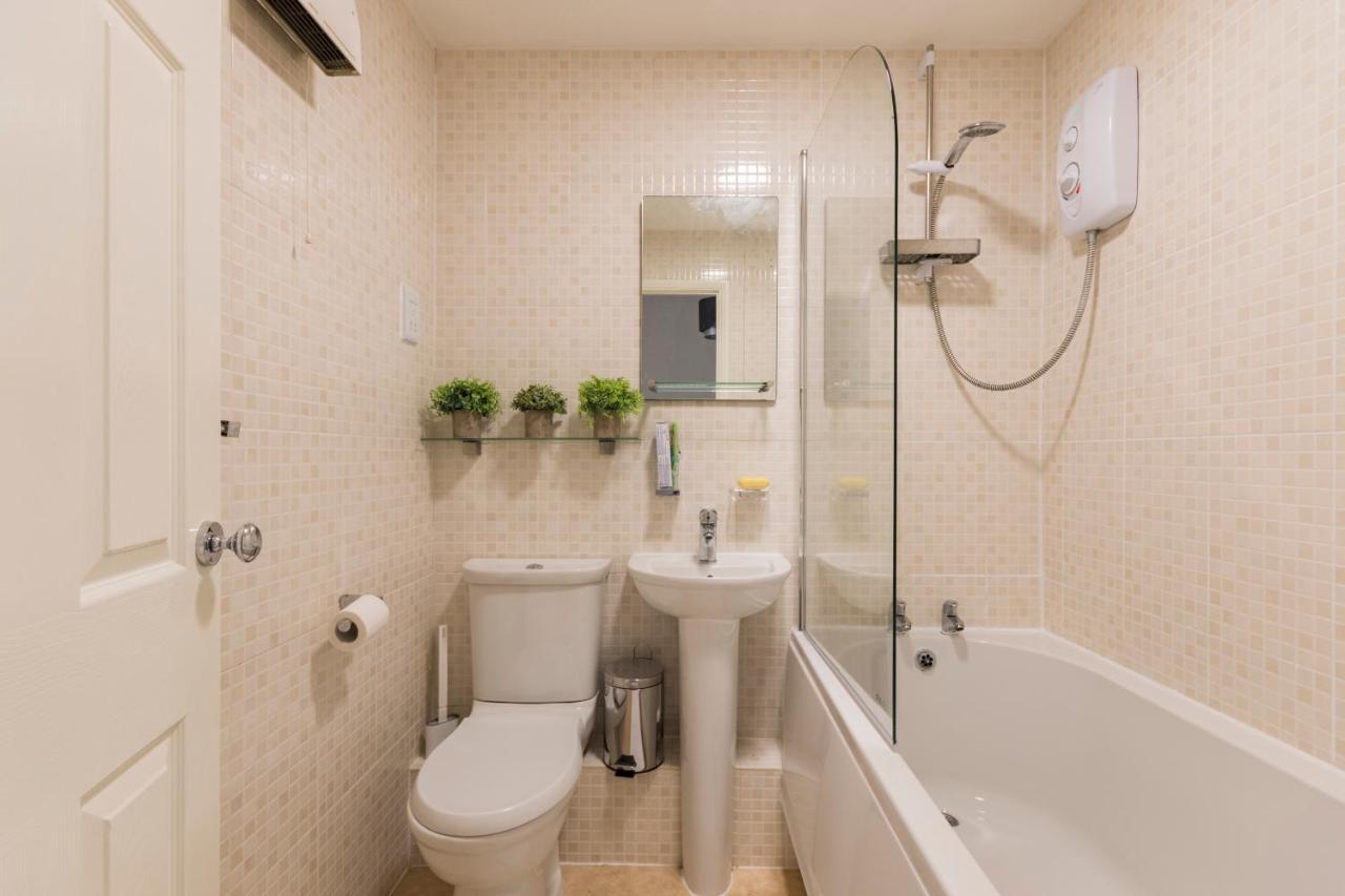 Surrey Stays - 2 Bedroom House, Rh1, Contractors Welcome, Sleeps 5 Max, 2 Parking Spaces, Near Town Centre, Train Station And Gatwick Airport Redhill  Eksteriør bilde